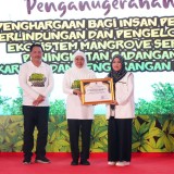 Komitmen Lestarikan Lingkungan, Rektor UIN Malang Prof. Ilfi Terima Penghargaan Gubernur Jatim