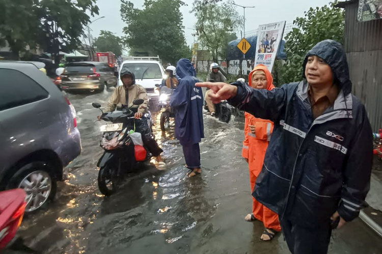 Surabaya Tergenang! Wali Kota Eri Cahyadi Sentil Bangunan Berdiri di Atas Saluran Air
