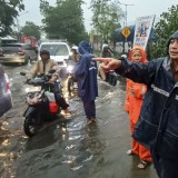 Surabaya Banjir, Wali Kota Eri Turun Langsung ke Lokasi