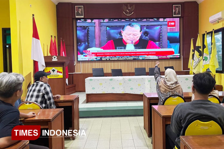 Relawan dan simpatisan Adies Kadir menggelar nonton bareng (nobar) sidang Mahkamah Kehormatan Dewan (MKD) DPR RI di Kantor DPD Partai Golkar Sidoarjo. (FOTO: Rudi Mulya/TIMES Indonesia)