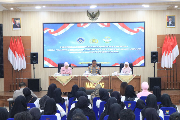 Kapolres Malang AKBP Danang Setyo P. S bersama dua narasumber pelatihan keamanan pangan siap saji bagi relawan Satuan Pelayanan Pemenuhan Gizi (SPPG) Polri, Rabu (5/11/2025). (Foto: Polres Malang)