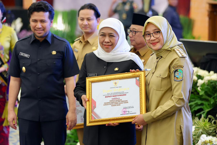 Bupati Banyuwangi, Ipuk Fiestiandani Azwar Anas saat menerima penghargaan Pembina Siskamling Terpadu Merah Putih Jogo Jawa Timur Tahun 2025 sebagai Kepala Daerah Terbaik III. (Foto: Humas Pemkab for TIMES Indonesia)