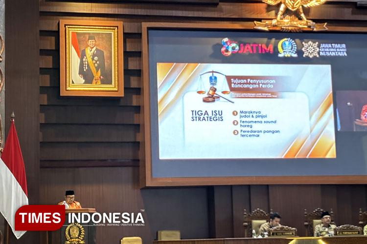 Juru Bicara Komisi A DPRD Jatim, Agus Cahyono, menyampaikan Nota Penjelasan Raperda Trantibum baru dalam regulasi judi online, pinjol ilegal, dan fenomena sound horeg. (Foto: Zisti Shinta/TIMES Indonesia)
