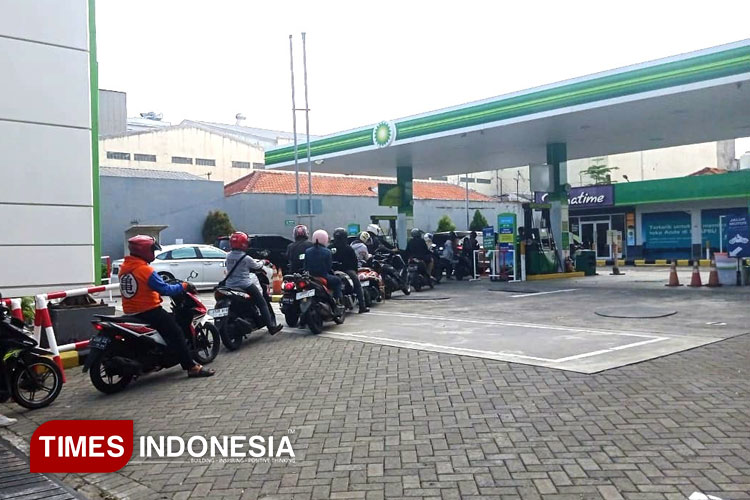 Dampak Motor Brebet, Warga Rela Antre Panjang BBM di BP AKR
