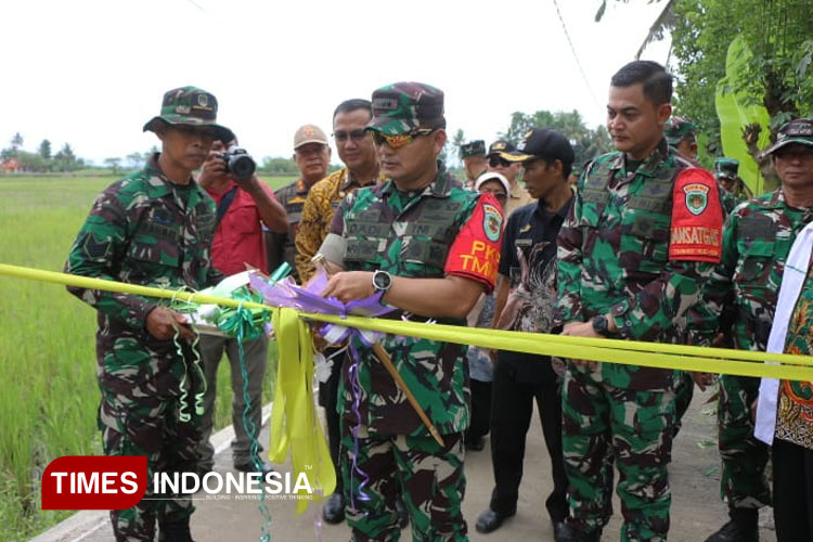 Danrem-saat-meresmikan-jalan-rambat-beton.jpg