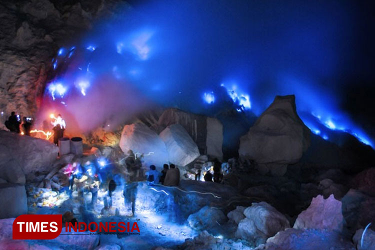 Fenomena blue fire di Kawah Ijen. (FOTO: Dokumentasi TIMES Indonesia)