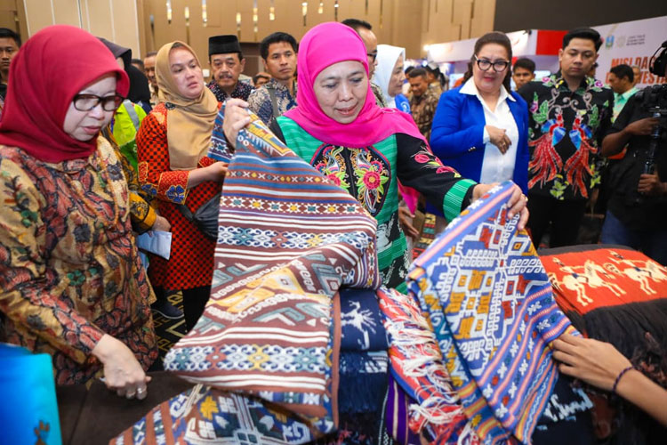 Gubernur Khofifah saat agenda Misi Dagang Pemprov Jatim di Hotel Aston Kupang, NTT, Kamis (6/11/2025). (Foto: Dok.Humas Pemprov Jatim)