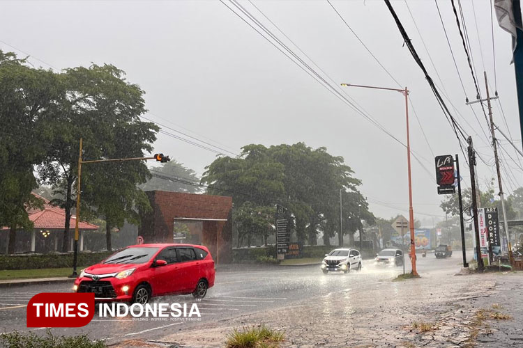 Hujan deras melanda Banyuwangi. (FOTO: Ikromil Aufa/TIMES Indonesia)