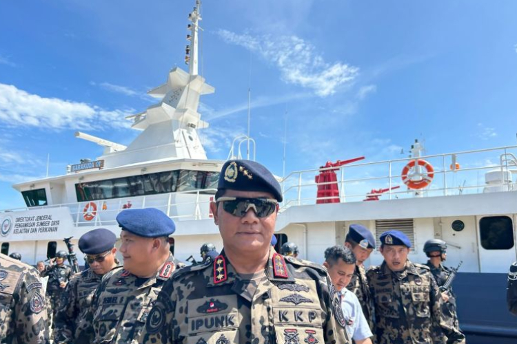 Direktur Jenderal Pengawasan Sumber Daya Kelautan dan Perikanan (PSDKP) KKP Pung Nugroho Saksono memberikan keterangan di Pangkalan PSDKP Batam, Kepulauan Riau, Kamis (6/11/2025). (Foto: ANTARA/Laily Rahmawaty.)