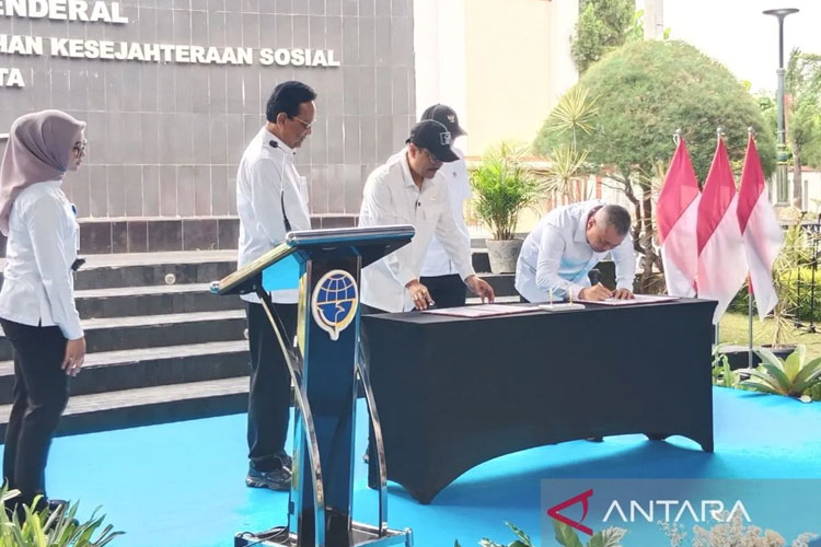 Proses penandatanganan MoU antara Kemensos RI dan Kemenhub RI di BBPPKS Yogyakarta, Sleman, DIY, Kamis (6/11/2025) (FOTO: Luqman Hakim/ANTARA)