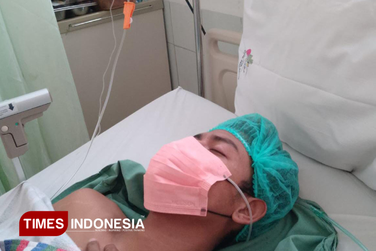 Kondisi pasien tumor usus dan biopsi, Ahmad Andi, warga Desa Brongkal Pagelaran Kabupaten Malang, kini masih dalam perawatan medis. (Foto: Amin/TIMES Indonesia)