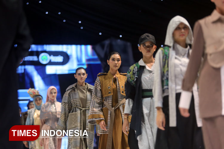 Parade fashion show yang diikuti oleh Arumi Bachsin, Walikota Malang Wahyu Hidayat beserta ibu, serta para model berlenggak lenggok di runway Malang Fashion Week di Malang City Point pada Kamis, (6/11/2025). (Foto: Tria Adha/TIMES Indonesia)