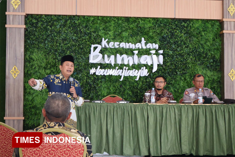 Ka Kemenag Kota Batu, H Moh Zainal Arifin saat memberikan materi dalam sarasehan membina keluarga sakinah mawaddah wa rahma. (FOTO: Muhammad Dhani Rahman/TIMES Indonesia)