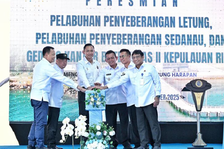 Dua infrastruktur transportasi di Kepulauan Riau, yakni Pelabuhan Penyeberangan Letung dan Pelabuhan Penyeberangan Sedanau, di Kepulauan Riau, diresmikan Menteri Perhubungan Dudy Purwagandhi (kedua kiri), Rabu (5/11/2025). (Foto: Humas Kemenhub)