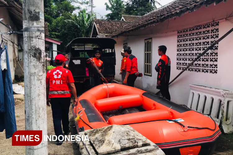 PMI Jember Turunkan Tim Satgana Bantu Pencarian Pelajar SMK yang Hanyut di Sungai Bedadung