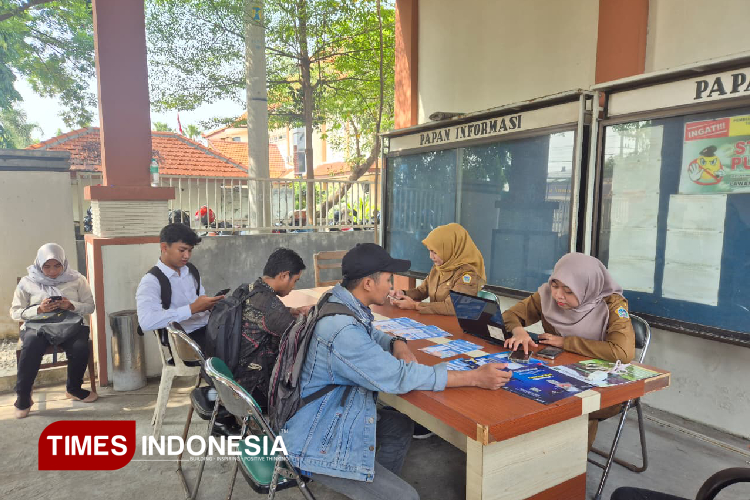 Program interview dan mini job fair di Kantor Disnaker Gresik. (Foto: Akmal/TIMES Indonesia)
