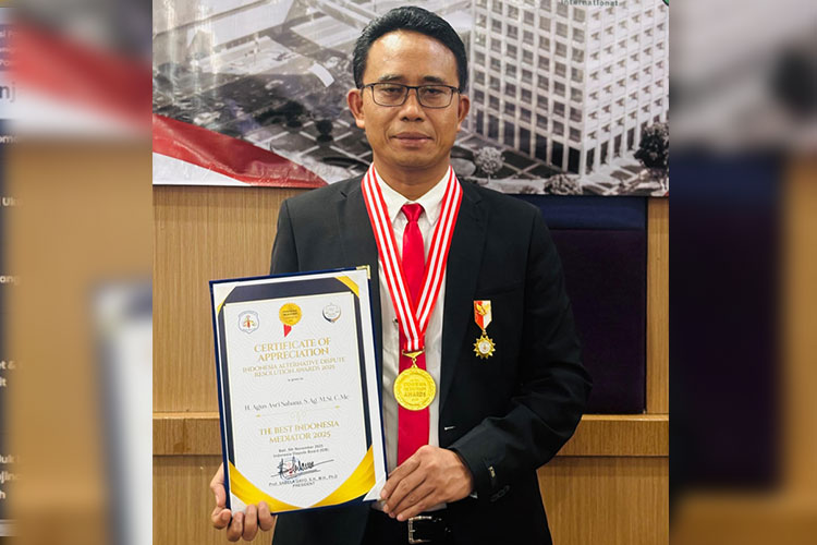 Putra Majalengka H Agus Asri Sabana Sabet Penghargaan The Best Mediator 2025