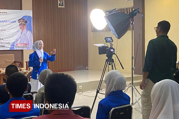 Peserta lomba video kebangsaan dilatih jadi konten kreator profesional. (Foto: Fazar Dimas/TIMES Indonesia)Kiri, Winona Araminta, Kepala Bakesbangpol Banyuwangi, Drs. R. Agus Mulyono, Sulaiman Ali Satief. (Foto: Fazar Dimas/TIMES Indonesia)