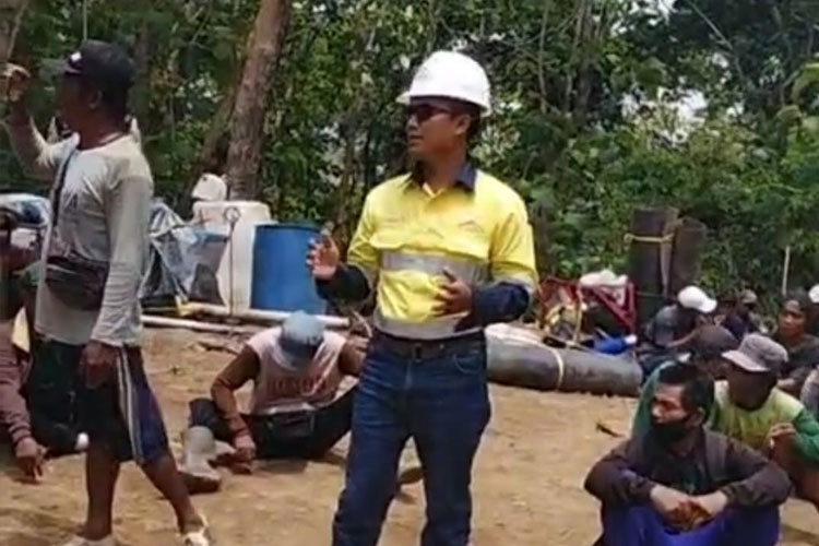 Suasana saat sejumlah penambang emas yang disinyalir ilegal menghadang aktivitas pelaku investasi pertambangan emas PT Bumi Suksesindo (PT BSI). (Foto: Dokumentasi TIMES Indonesia)