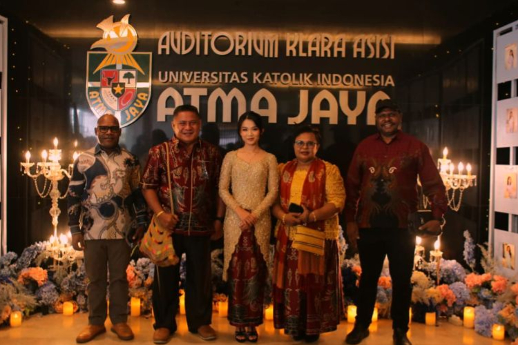 dr Aprilda Yulifa Thalia Thomas Karupukaro diapit kedua orang tuanya usai acara pengambilan sumpah dokter Universitas Katolik Atma Jaya Jakarta, Selasa (4/11/2025). (Foto: Istimewa)