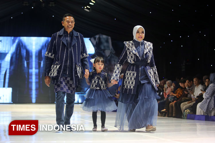 Wali Kota Malang, Wahyu Hidayat bersama istri saat ikut memeragakan busana di MFW 2025. (Foto: Tria Adha/TIMES Indonesia)