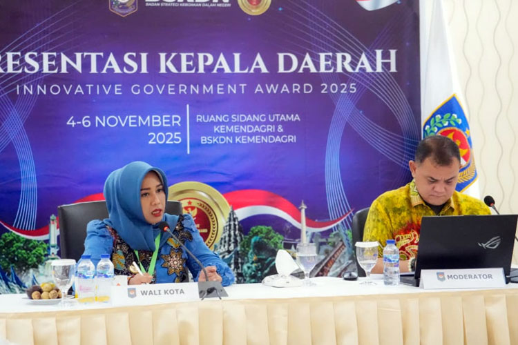 Wali Kota Mojokerto, Ika Puspitasari pada saat memaparkan dua inovasi Kota Mojokerto di hadapan juri IGA 2025, Kamis (6/11/2025). (Foto: Dok. TIMES Indonesia)