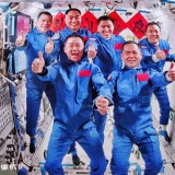 Astronot China Menikmati Steak dan Sayap Ayam Panggang dari Oven Luar Angkasa