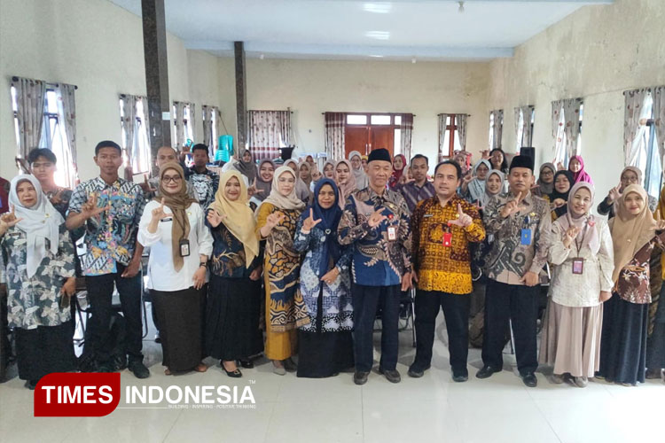 Fasilitator workshop tata kelola perpustakaan berfoto bersama peserta workshop, pustkawan sekolah se Korwil Poncokusumo Kabupaten Malang. (Foto: Amin/TIMES Indonesia)