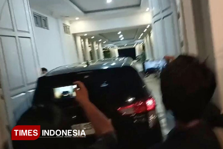 Bupati Ponorogo Dijemput Inova Hitam Usai Terjaring OTT KPK