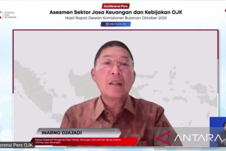 Kepala Eksekutif Pengawas Pasar Modal, Keuangan Derivatif, dan Bursa Karbon Otoritas Jasa Keuangan (OJK) Inarno Djajadi dalam Konferensi Pers RDK Bulanan (RDKB) Oktober 2025 di Jakarta, Jumat (7/11/2025). (Foto: Antara/ Muhammad Heriyanto)