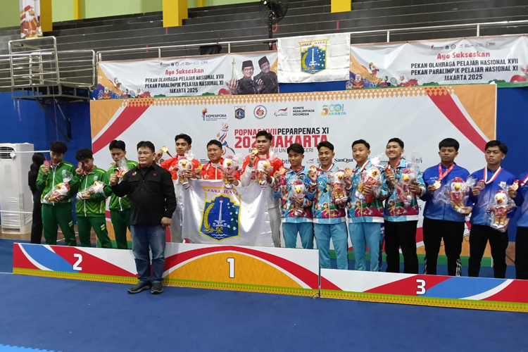 Karateka ASKI (ke-4 dari kanan), Nabil yang menjadi bagian dari tim karate Popnas 2025 tersenyum bahagia berdampingan dengan para juara, Jumat (8/11/2025).(Foto: M. Anas For TIMES Indonesia)