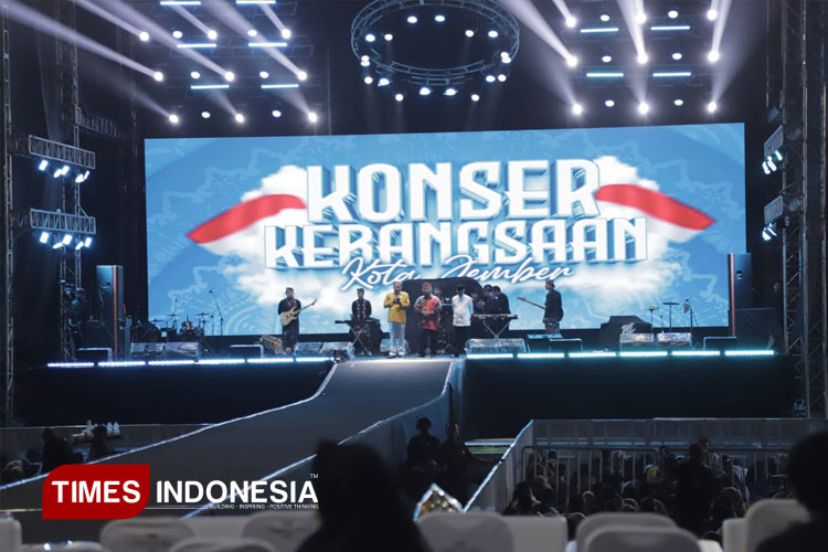Ribuan Warga Padati Alun-alun Jember di Konser Kebangsaan 2025