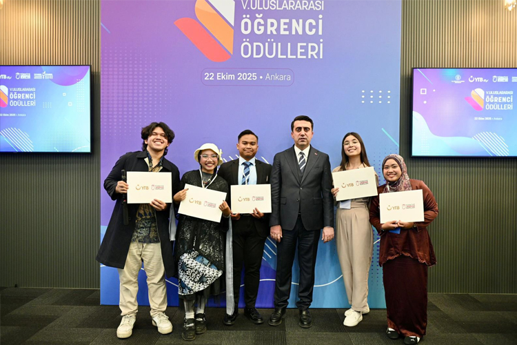 Tiga mahasiswa Indonesia  memegang sertifikat pemenang dari ajang Uluslararası Öğrenci Ödülleri (International Student Awards) Turki. (Foto: PPI Turki)
