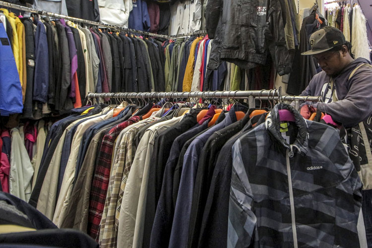 Ilustrasi. Toko yang menjual pakaian bekas asal impor atau thrifting ilegal. (Foto: ussfeed)