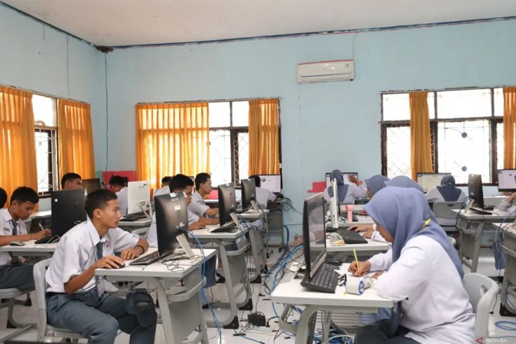 Pelaksanaan Tes Kemampuan Akademik (TKA) di SMAN 1 Enrekang, Kab. Enrekang, Sulawesi Selatan, Senin (3/11/2025). (ANTARA/HO-Kemendikdasmen)