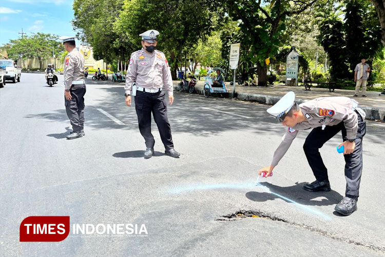 Proses-penandaan-oleh-petugas-Satlantas-Polresta-Banyuwangi-a.jpg