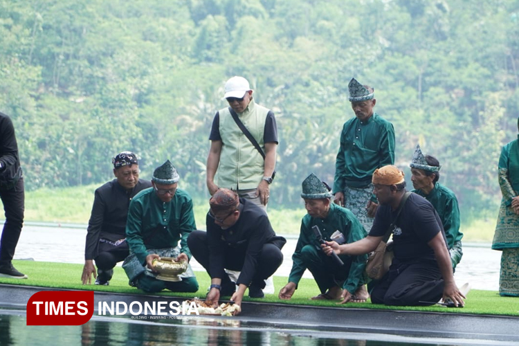 Larung Sesaji Jadi Tanda Dibukanya Seven Lakes Festival Probolinggo 2025