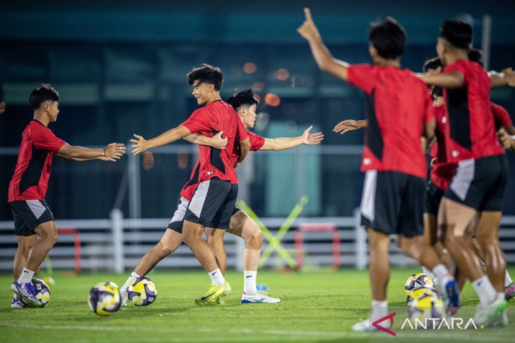 Pesepak bola Timnas Indonesia U-17 mengikuti latihan resmi jelang laga kedua Grup H Piala Dunia U17 2025 di Lapangan latihan Stadion Al Thumama, Doha, Qatar, Kamis (6/11/2025). (ANTARA FOTO/Bayu Pratama S)