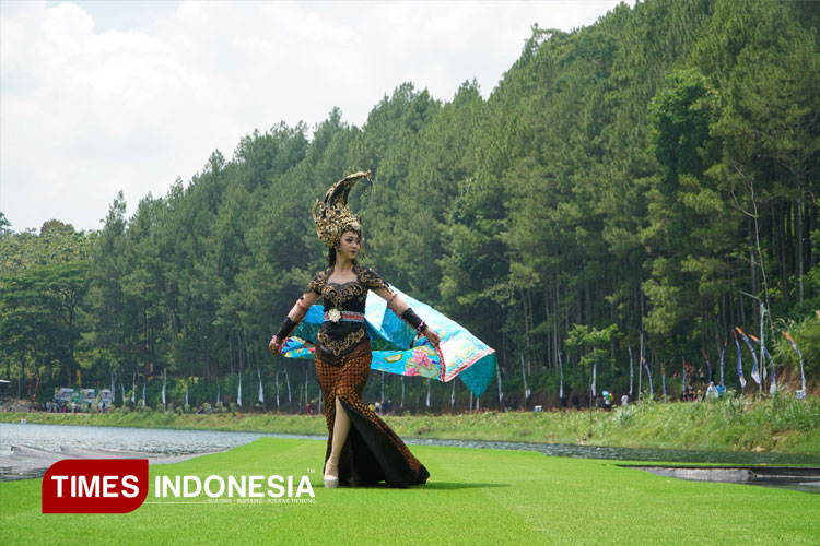 Pesona Magis 'Titisan Dewi Rengganis' di Atas Catwalk Apung Ranu Segaran