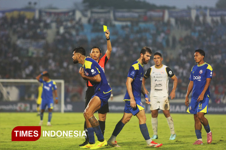 Pertandingan Keras, Laga Arema FC vs Persija Jakarta Nyaris Ricuh Menit Akhir