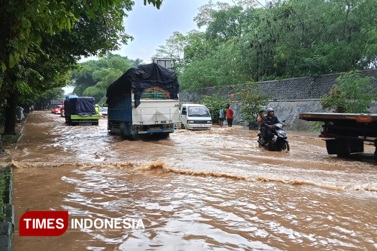 Banjir genangan di Jalan Siliwangi sempat menghalangi akses jalan menuju Jawa Tengah. (Foto: Susi/TIMES Indonesia)