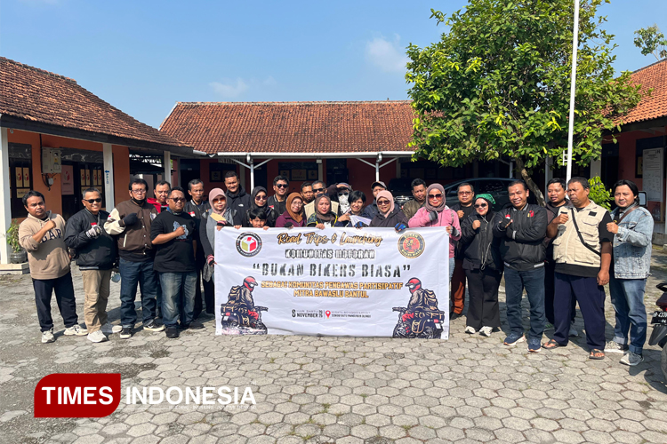 Komunitas Motor foto bersama Komisioner Bawaslu di kantor Bawaslu bantul seusai melakukan perjanjian kerja sama pengawasan. (Foto: Bawaslu Bantul for TIMES Indonesia)