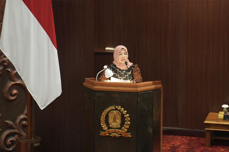 Juru Bicara Fraksi PKB DPRD Jatim, Laili Abidah menyampaikan pandangan fraksi yang mendesak penguatan Raperda Kehutanan. (Foto: Humas DPRD Jatim)