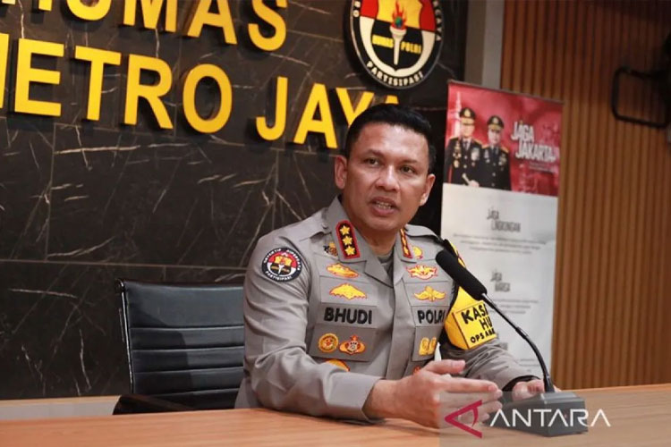 Kabid Polda Metro Jaya, Kombes Pol Budi Hermanto memberikan keterangan kasus ledakan di SMAN 72 Jakarta di Polda Metro Jaya, Jakarta, Jumat (7/11/2025). (Foto: Antara/Reno Esnir/foc/pri)