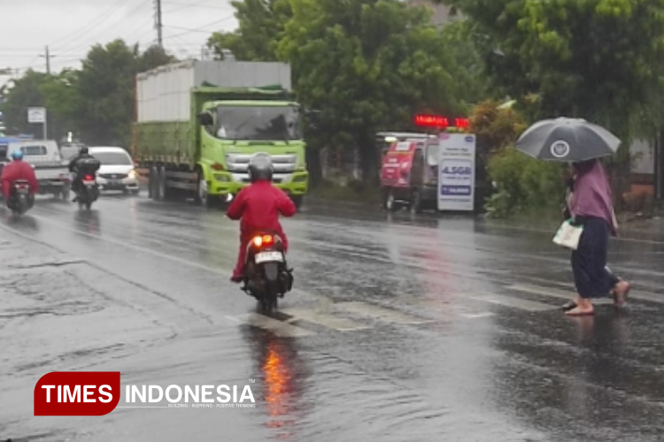 Suasana. Hujan di Banjarnegara, Jumat sore 7 November 2025. (FOTO: Muchlas Hamidi/TIMES Indonesia)