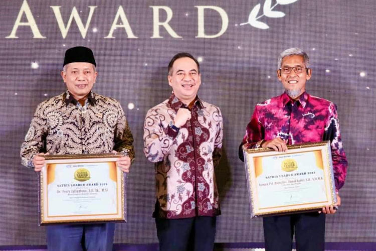 Sekretaris Daerah Jawa Tengah Sumarno serta Asisten Administrasi Setda Jateng Dhoni Widianto mewakili Gubernur Ahmad Lutfi dan Wakil Gubernur Taj Yasin saat menerima Satria Leader Award 2025. (foto: Pemprov Jateng)