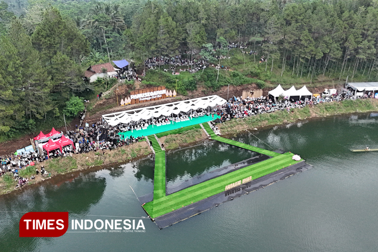 Pemandangan ribuan pengunjung di Opening Seven Lakes Festival. (FOTO: Abdul Jalil/TIMES Indonesia)