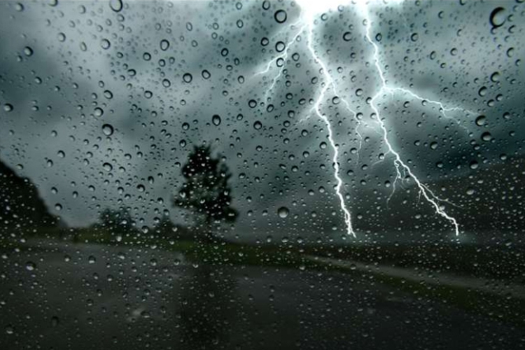 Hujan ringan sampai disertai badai petir diperkirakan akan terjadi di Malang Raya hari ini bahkan hingga malam.(FOTO: istimewa)