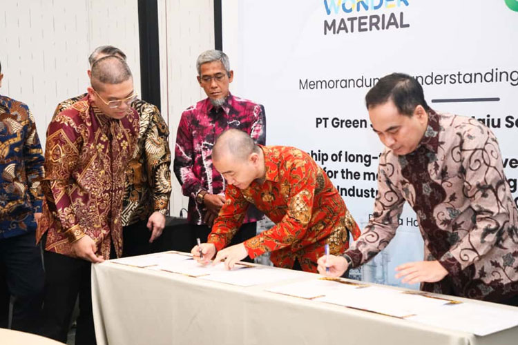 Penandatangan kesepakatan kerja sama antara PT Green Java Solution (Malaysia) dan PT Maju Selaras Sejahtera (Indonesia) dalam pembangunan pabrik pengolahan sampah di KEK Batang. (foto: Pemprov Jateng)