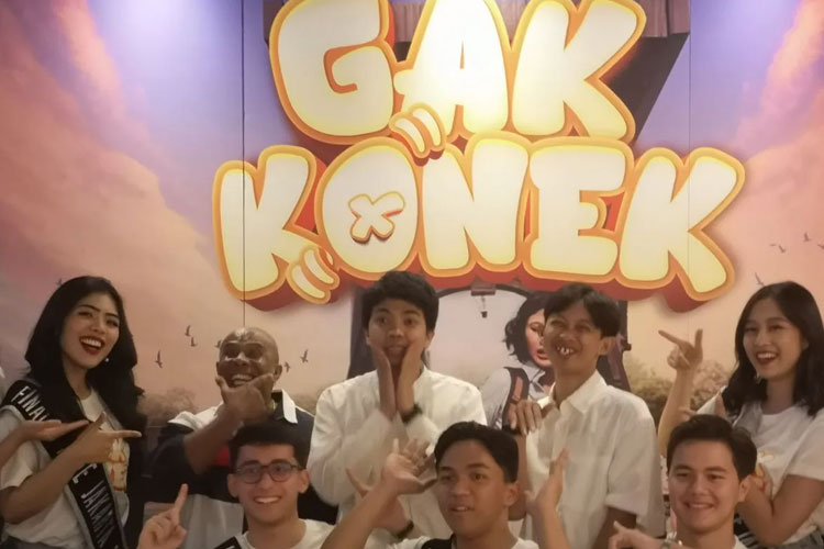 Aktor dan komedian Arif Brata (ketiga kiri atas), Reinold Lawalata (kedua kiri atas), dan Yono Bakri (kedua kanan atas) saat acara gala perdana web series yang mereka bintangi 